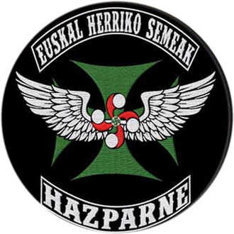 Écusson Euskal Herriko Semeak : croix verte, lauburu et ailes, Hazparne