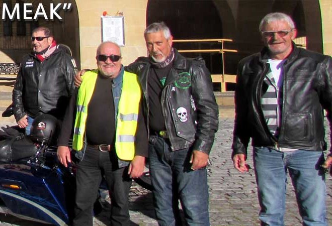 Quatre motards du club posant ensemble, blousons en cuir