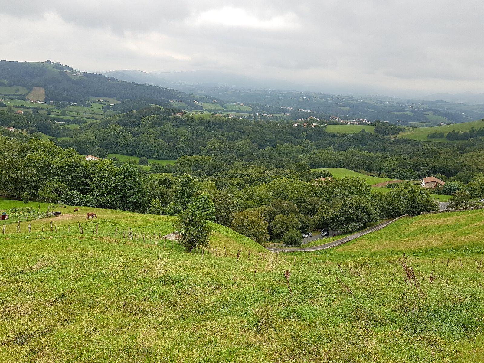 Collines vertes du Pays Basque sous les nuages