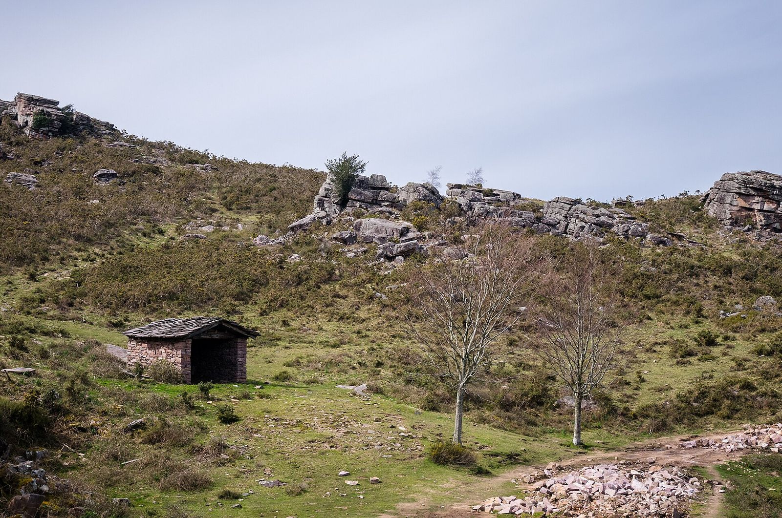 Sentier et abri de berger sur le Larrun