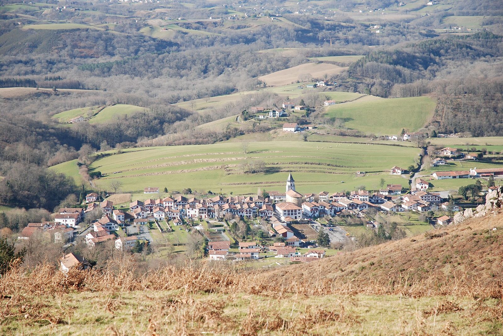 Village basque niché dans la vallée